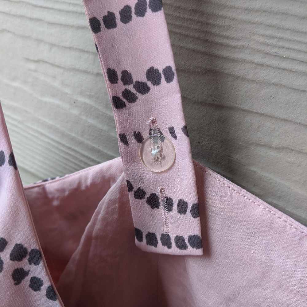 🌹 CAbi V Neck Tank - Picture 6 of 7